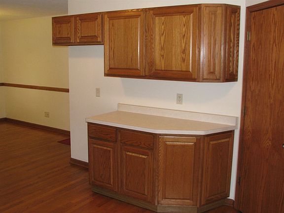 5th image of 327 Candlewick Dr SE