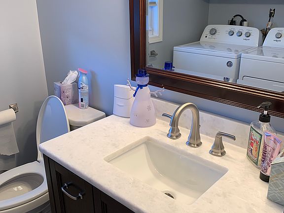 1/2 bath/laundry 