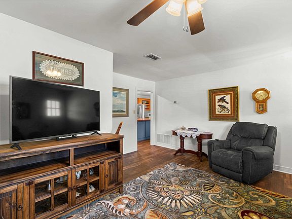4th image of 207 Katherine Dr