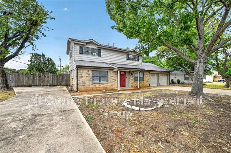 4 bed, 2.0 bath, 1648 sqft, $2,895 — Photo 2
