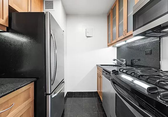 4th image of 301 E 79th St #G