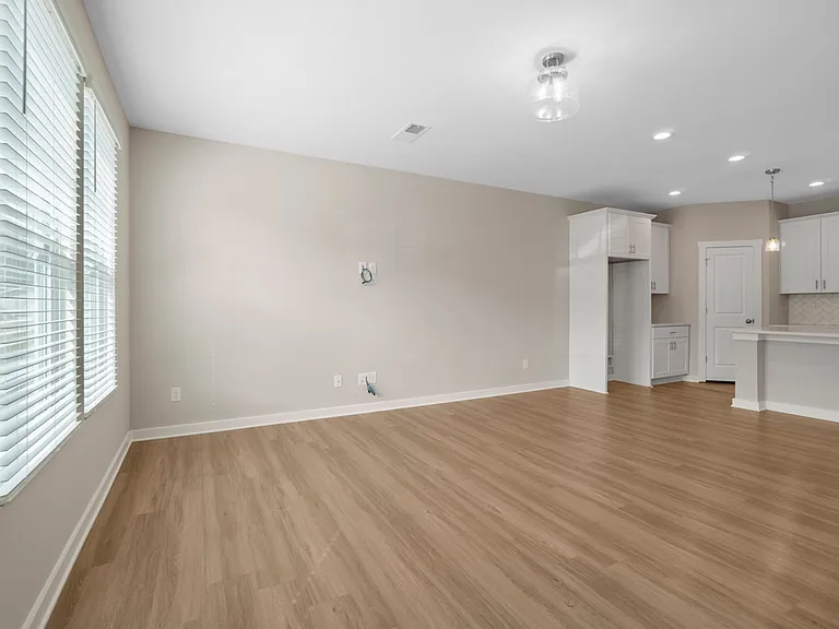 808 Lew St — Photo 6