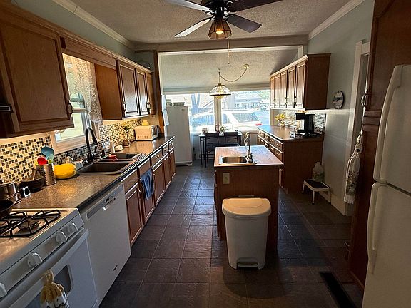 5th image of 546 Charles St