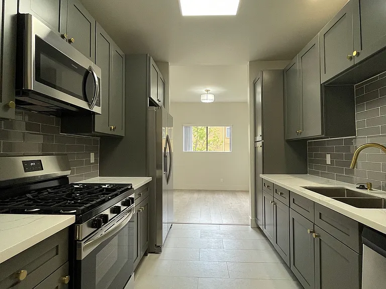 12840 Moorpark — Photo 3
