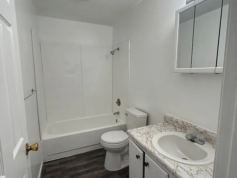614 W 63rd St — Photo 5