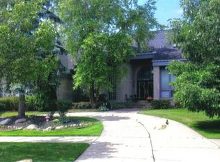 6610 Burtonwood Dr, West Bloomfield, MI 48322