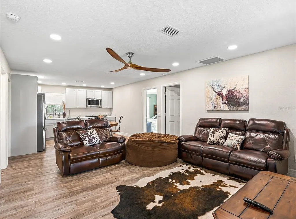 4 bed, 1.0 bath, 1132 sqft, $5,995 — Photo 2