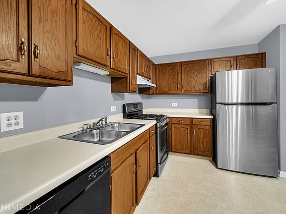 4th image of 60 Country Club Dr APT B