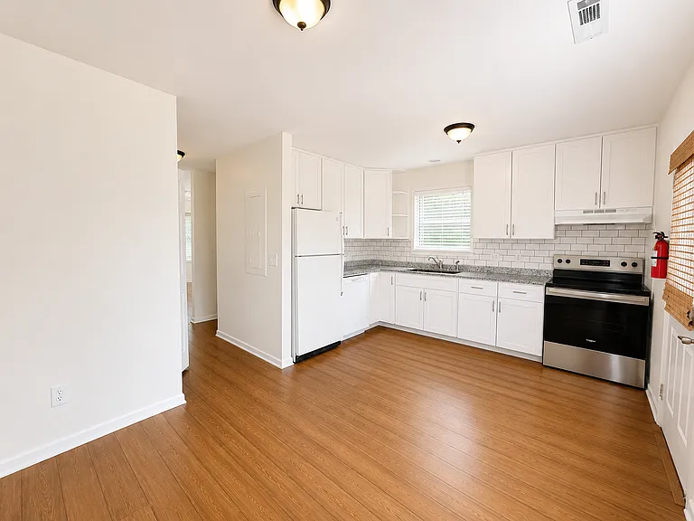 504 Lowndes Hill Rd #B — Photo 7