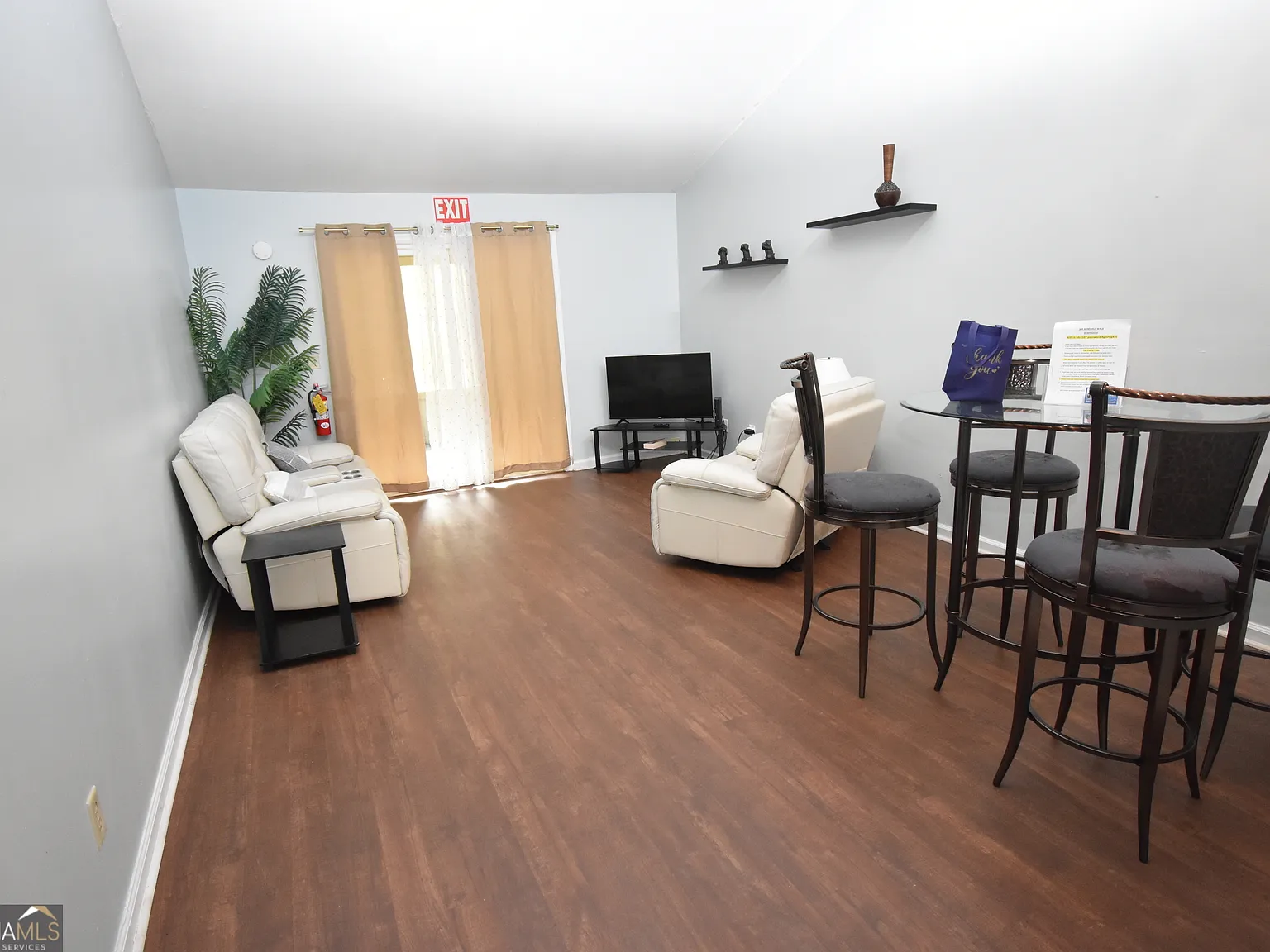 2 bed, 1.5 bath, 972 sqft, $2,300 — Photo 2