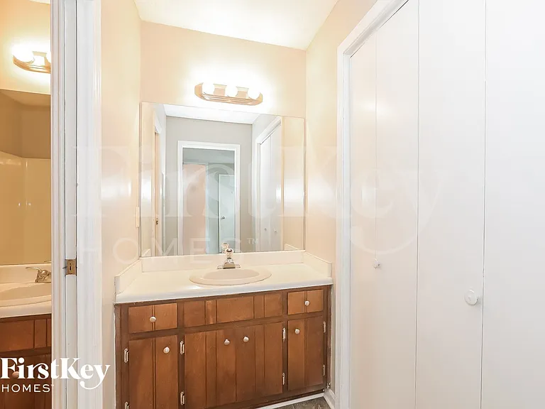 1726 Knight Cir — Photo 11