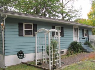 13 Oak Dr, Lakeville, PA 18438