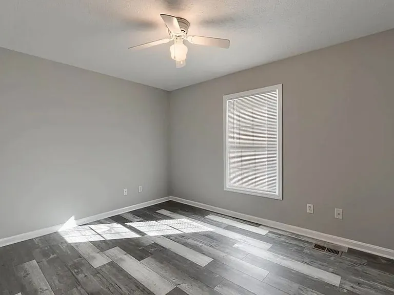 2228 Berkshire Dr — Photo 2
