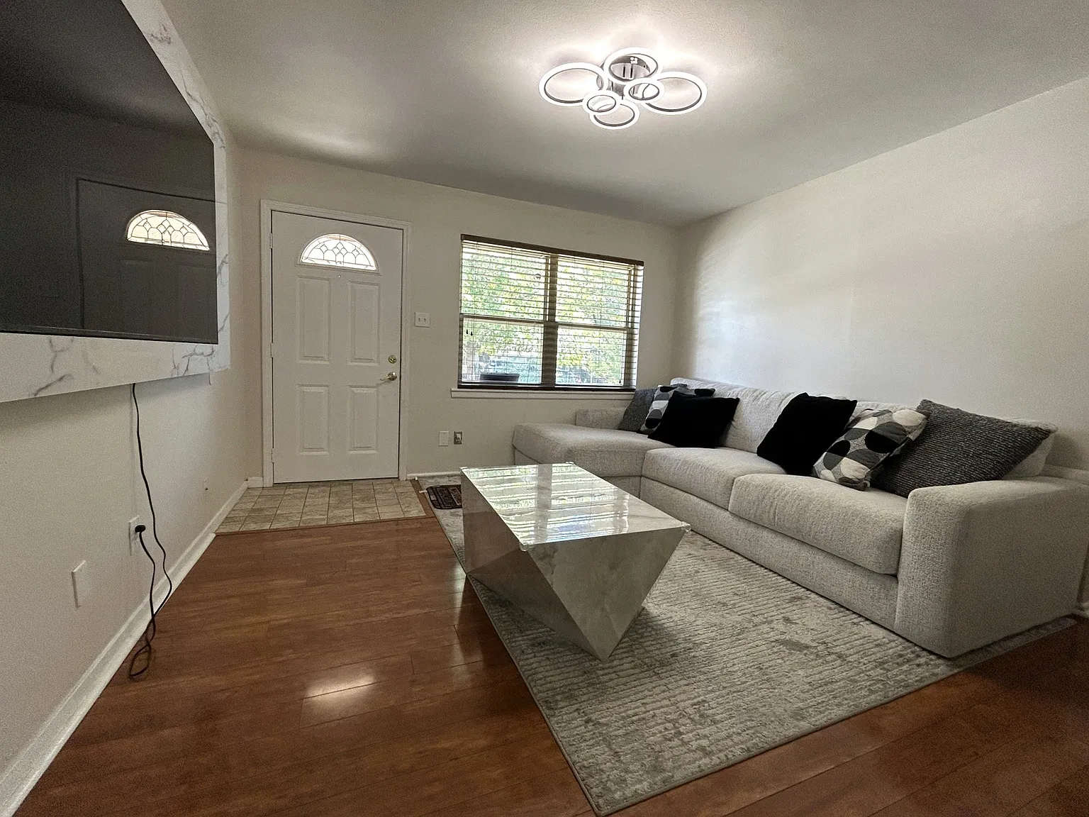 3 bed, 1.5 bath, 1190 sqft, $2,250 — Photo 3