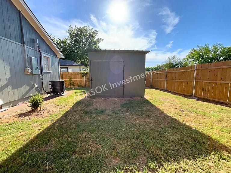 2308 NW 20th St — Photo 2