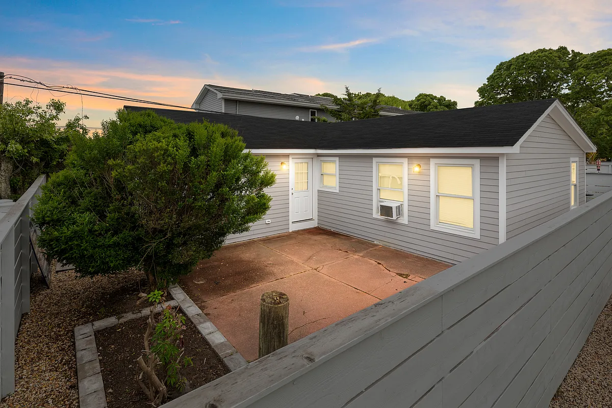 Building Photo - 408 W Lake Dr #4