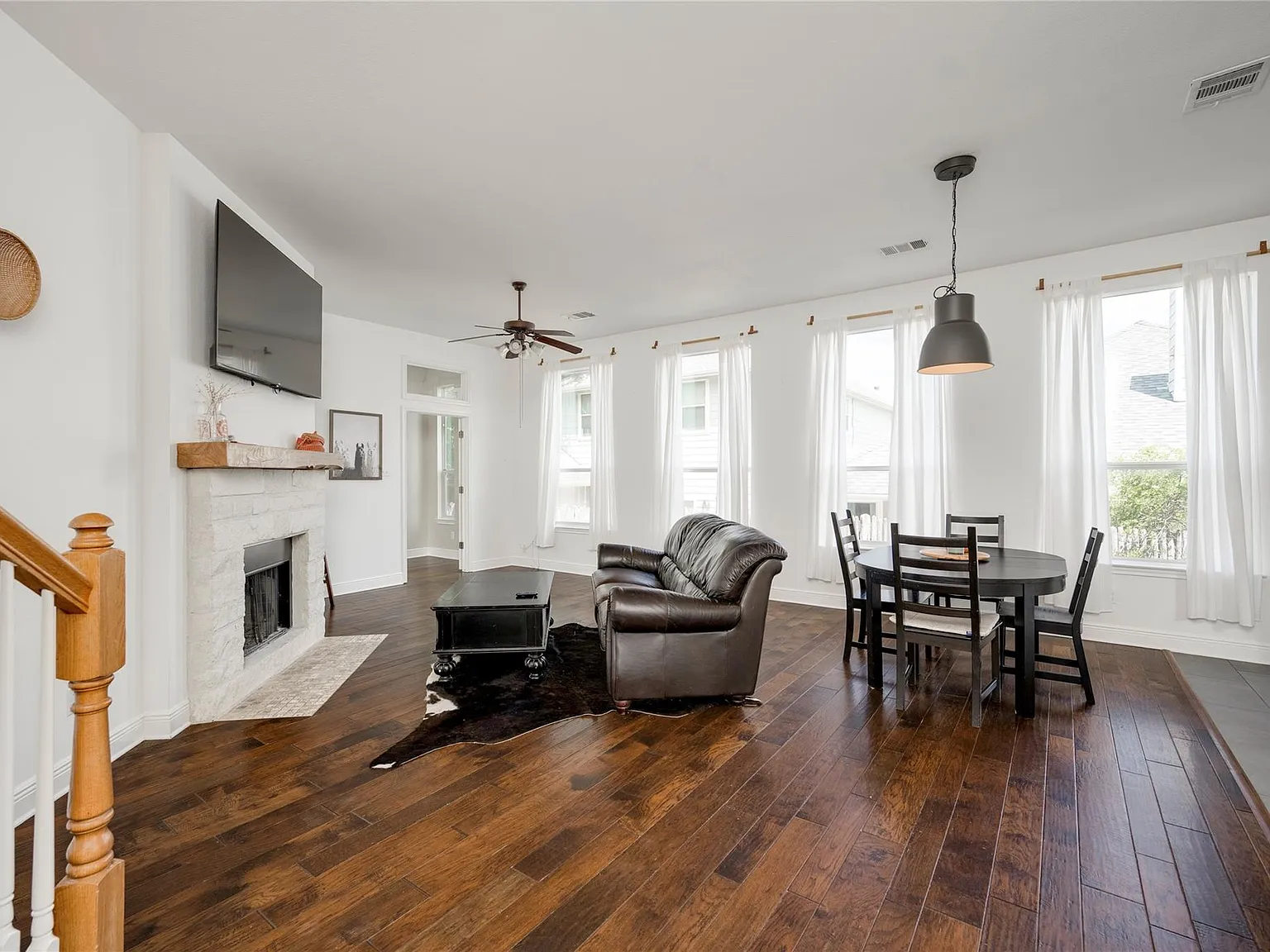 3 bed, 3.5 bath, 1936 sqft, $3,950 — Photo 2