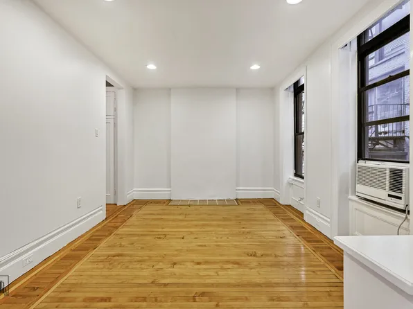 105 East 15th Street image 4 of 26