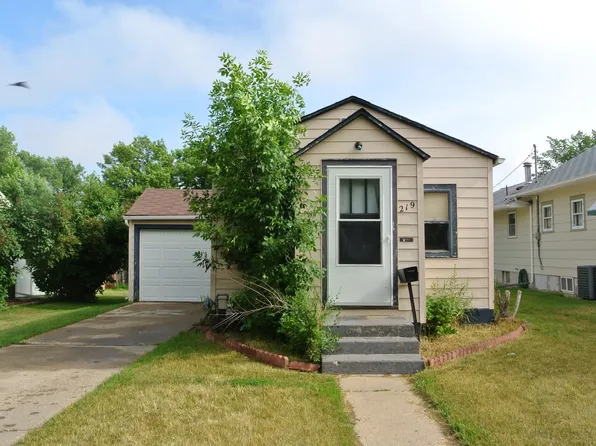 219 13th Ave SE, Minot, ND 58701