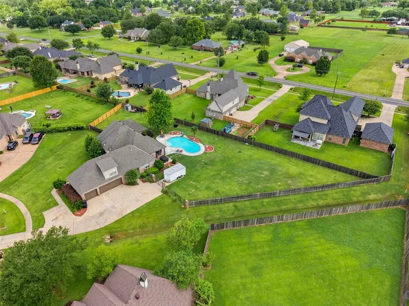 605 Fall Winds Cir, Bossier City, LA 71111