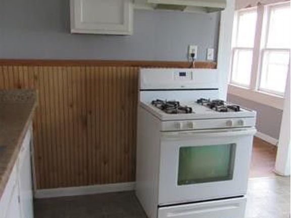 4th image of 909 E 9th St