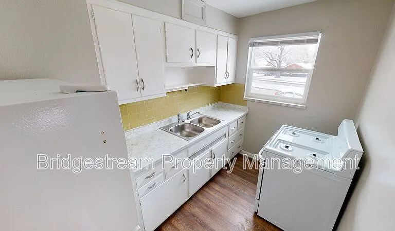 619 Gainsborough Rd #4 — Photo 2