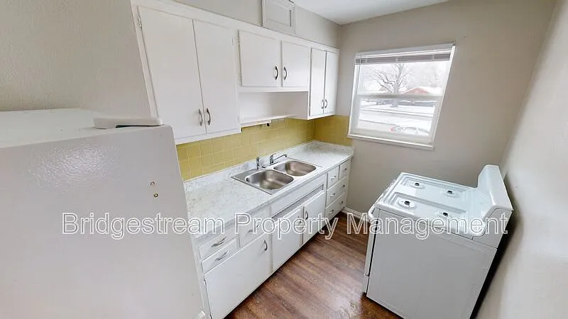 Building Photo - 619 Gainsborough Rd #4