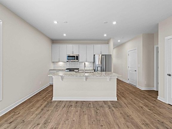 4th image of 2457 Watson Cir