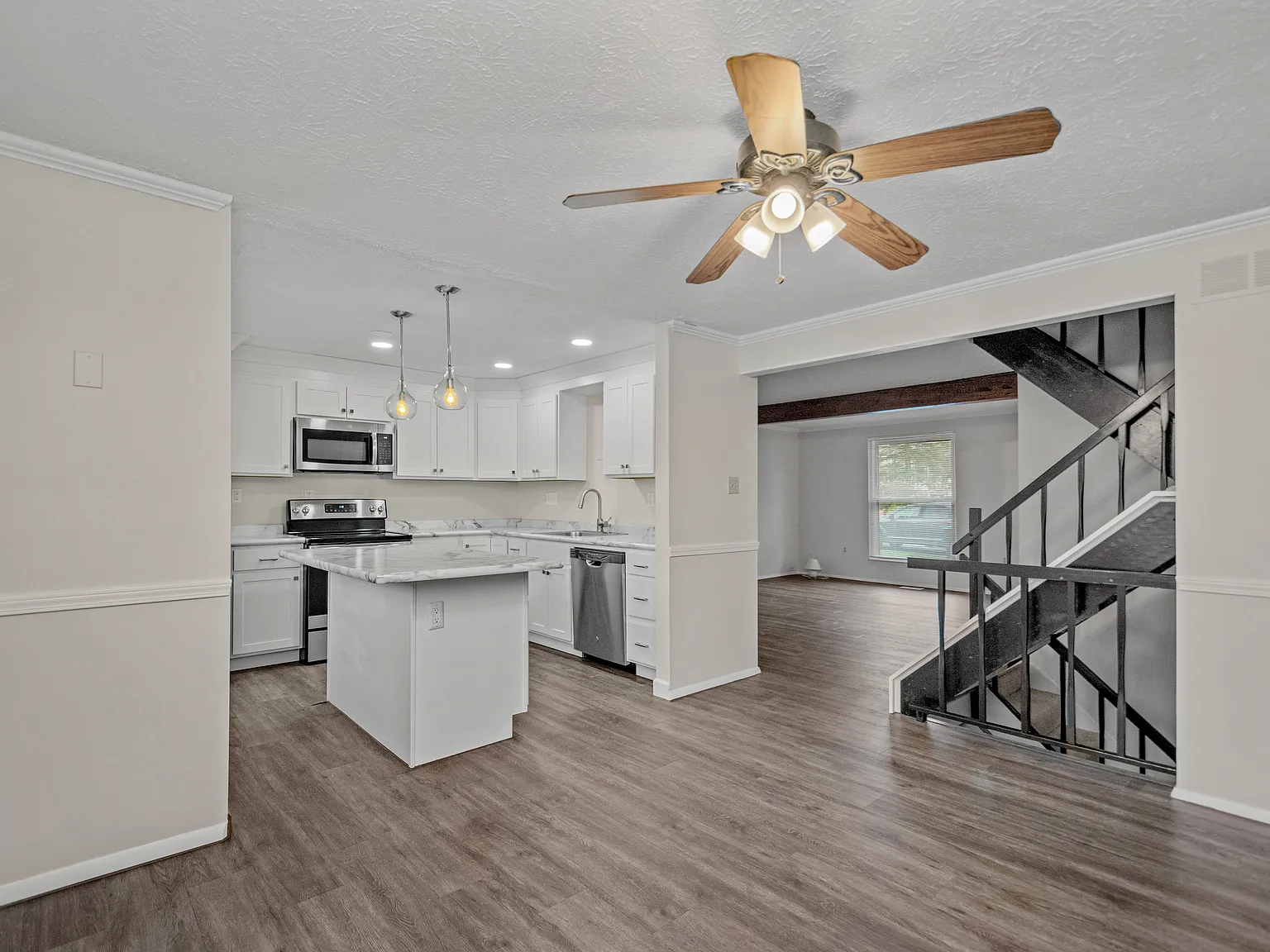 3 bed, 2.5 bath, 1332 sqft, $1,995 — Photo 3