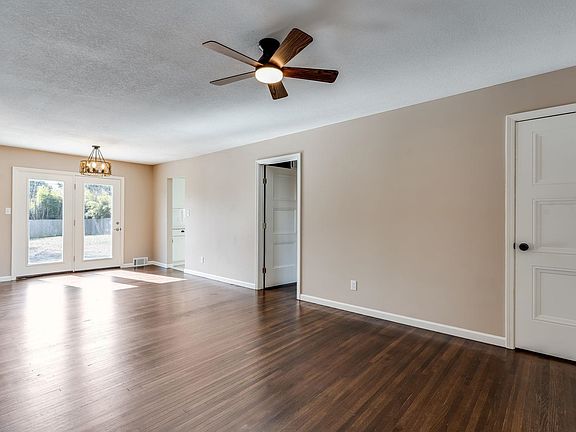 3rd image of 537 N Oakwood Dr