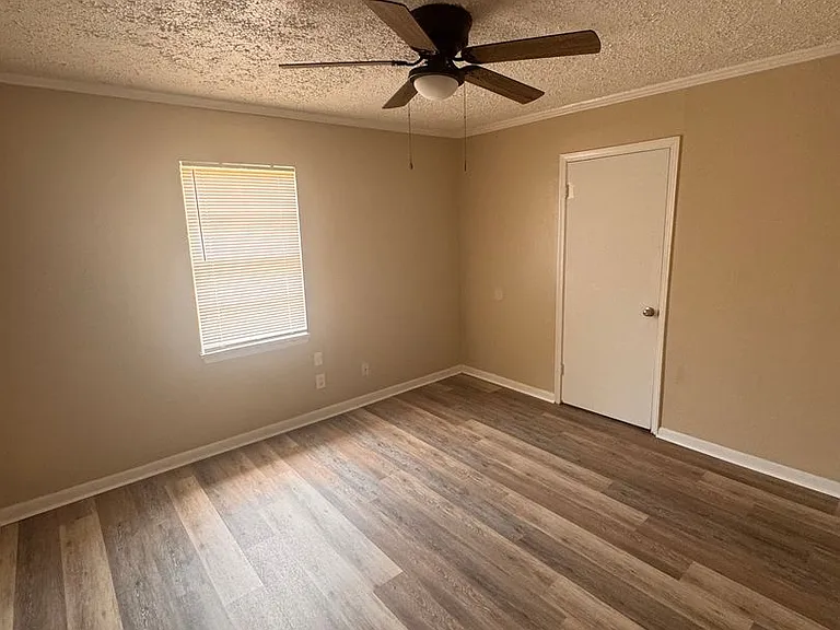 2306 Center Dr — Photo 2