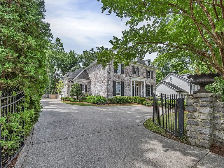 3205 Woodlawn Dr — Photo 2