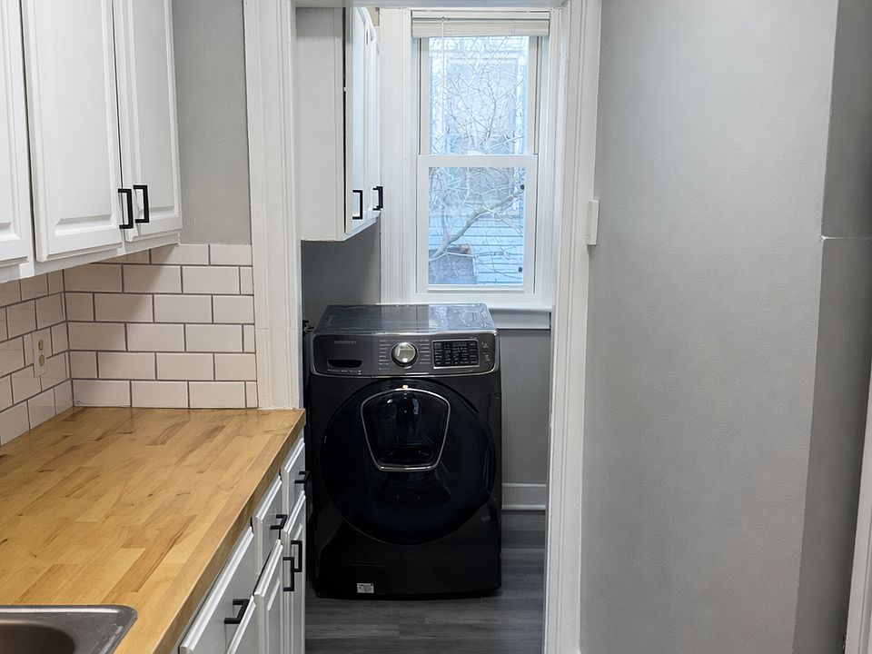 Walk in pantry with washer.