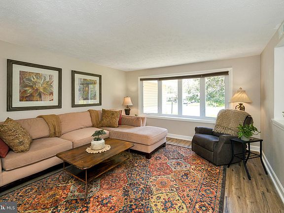 4th image of 720 Barkley Dr