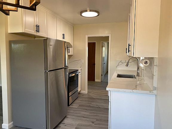 4th image of 429 Dunster Dr #3