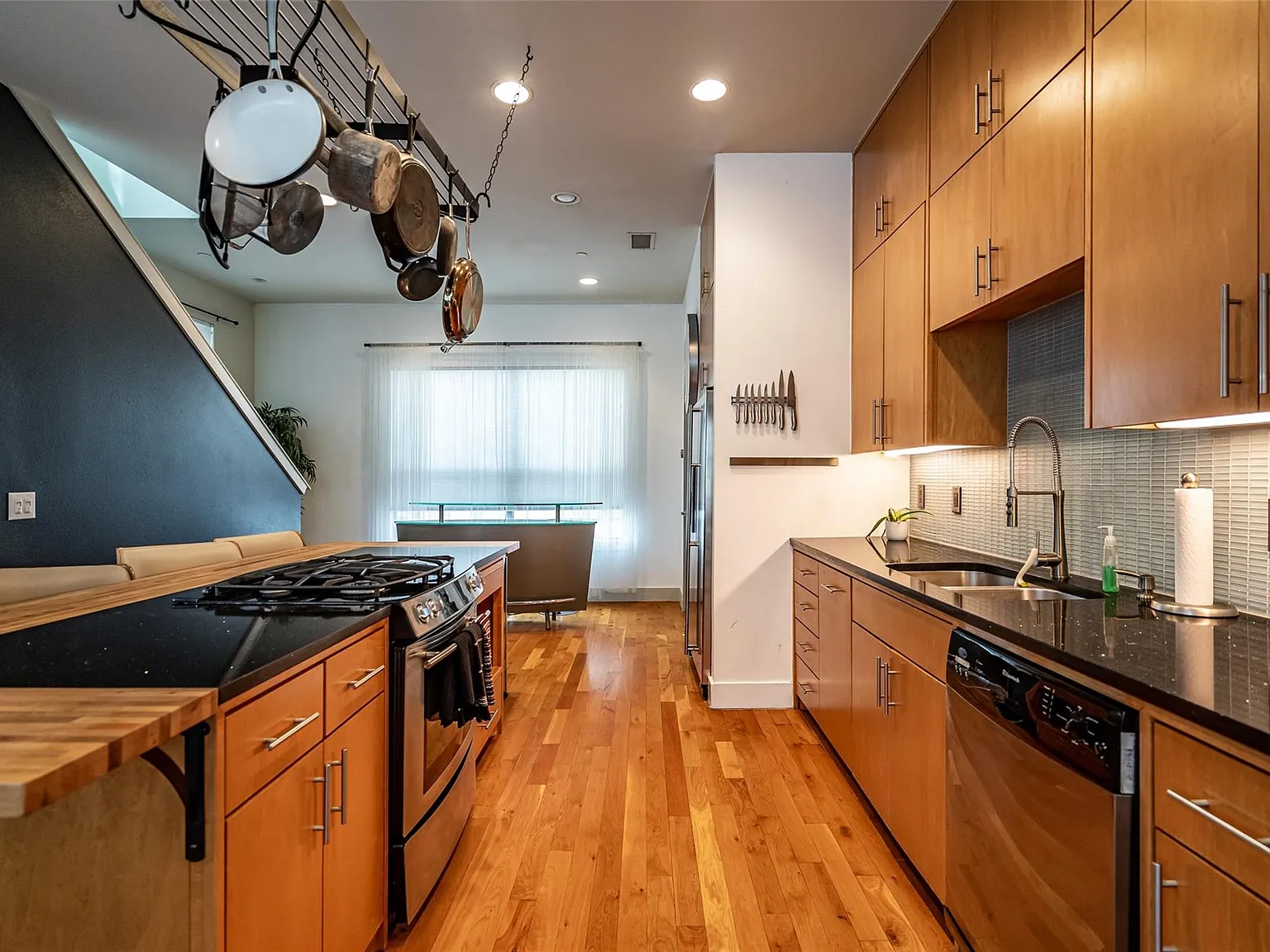 2 bed, 2.5 bath, 1876 sqft, $3,400 — Photo 3