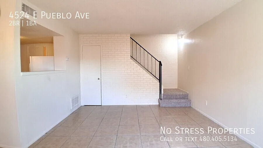 2 Bed Townhome with Private Courtyard 40th St & Broadway! — Photo 2