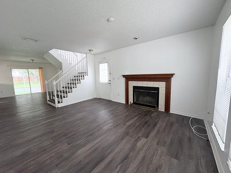 1019 Kelsey Ave — Photo 2