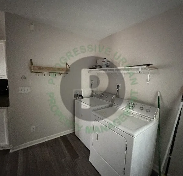 2562 W 10th St — Photo 3