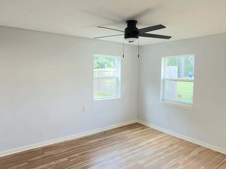 501 Mills Ave — Photo 20