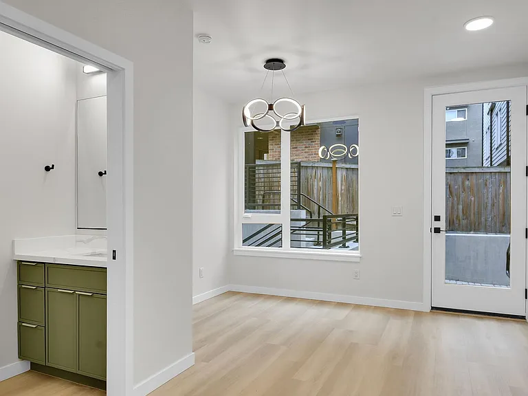 255 E Louisa St — Photo 37
