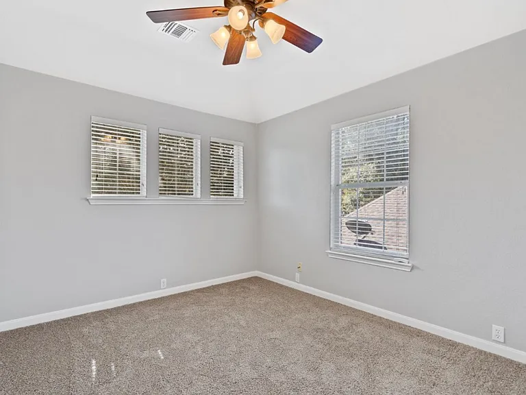 10724 Thoroughbred Dr — Photo 29