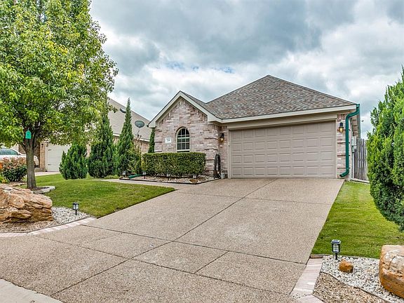 2nd image of 210 Carriage Dr