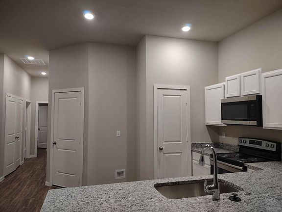 3rd image of 2121 N Jayton Ave #B