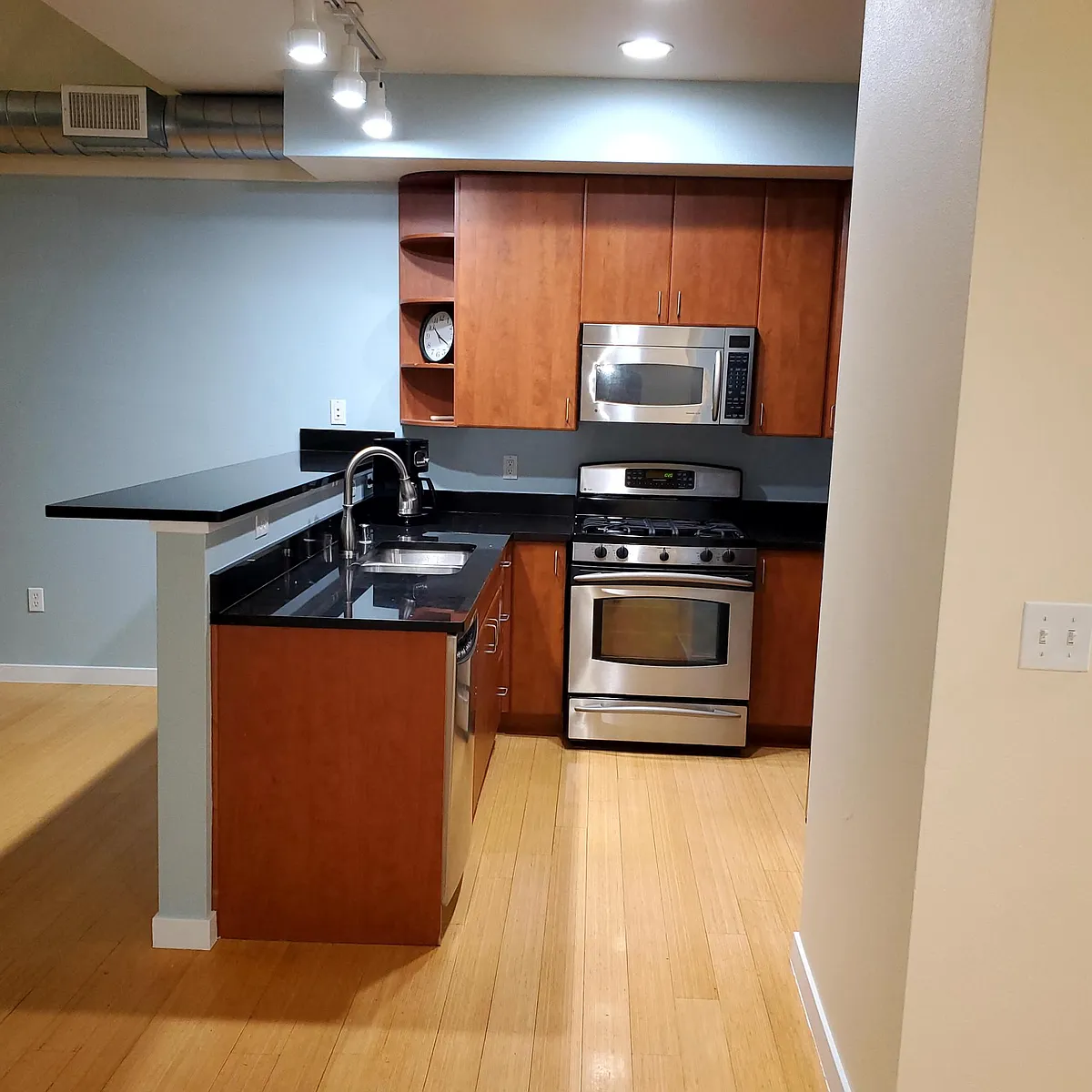 Building Photo - 4520 Broadway St #209