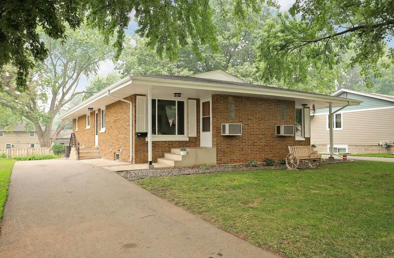 2 bed, 900 sqft, $1,950 — Photo 1