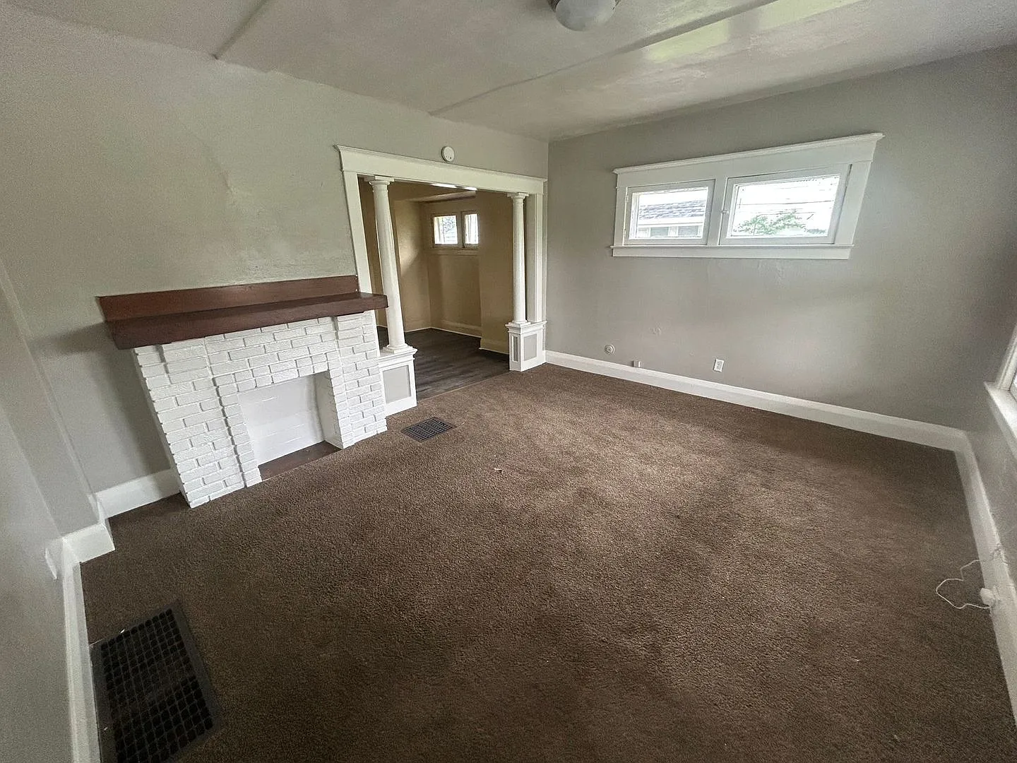 Charming 2 Bedroom Home Near East Toledo & Downtown — Photo 2