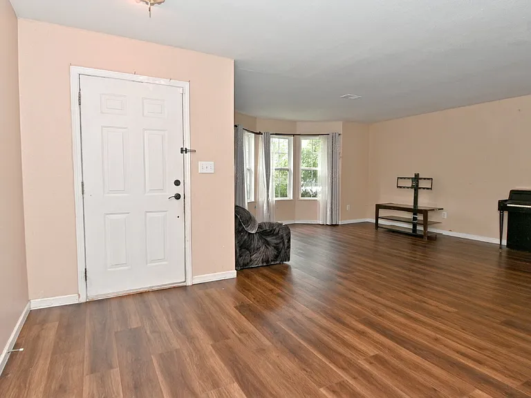1043 Rentham Ln — Photo 5