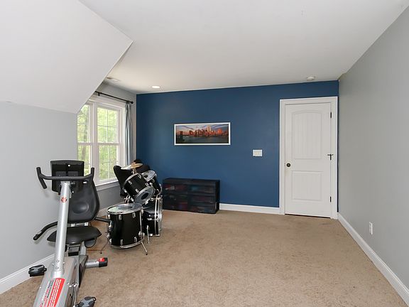 5th image of 154 Waterbury Dr