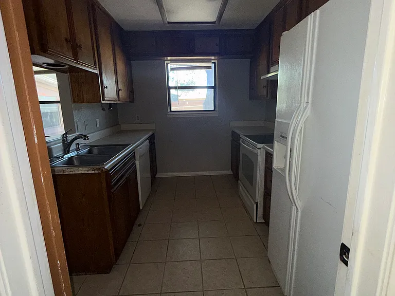 933 Edwards St — Photo 10